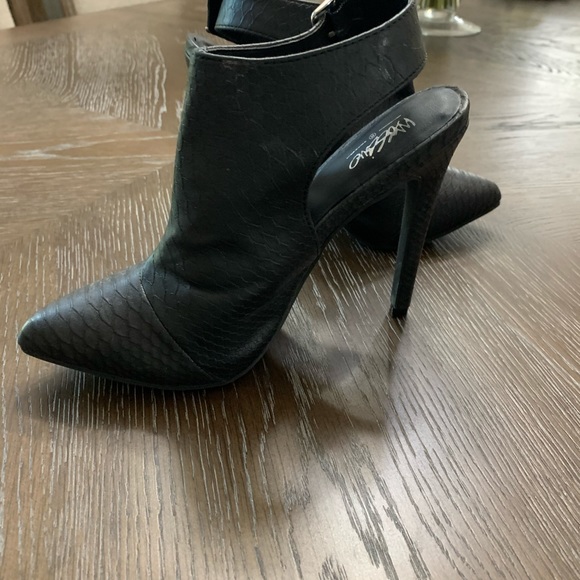 Black ankle boots with pointed toe and open back. - Picture 6 of 11